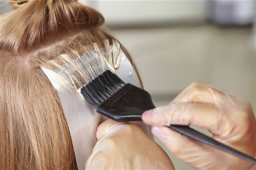 عدن: هيئة حكومية تحذر من استخدام صبغة شعر تحتوي على زيادة بكتيريا