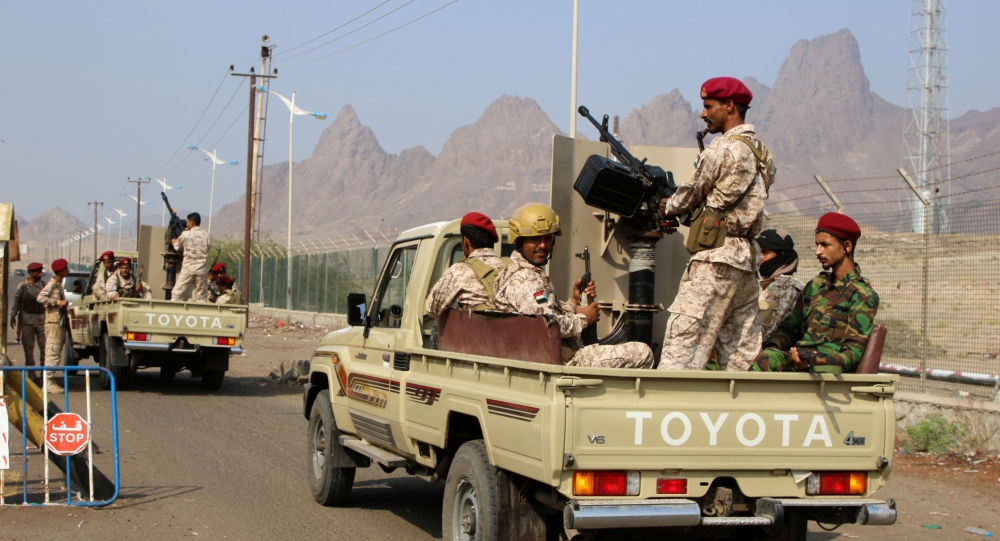قوة أمنية تقتحم فندقًا وتعتقل قادة عسكريين في عدن