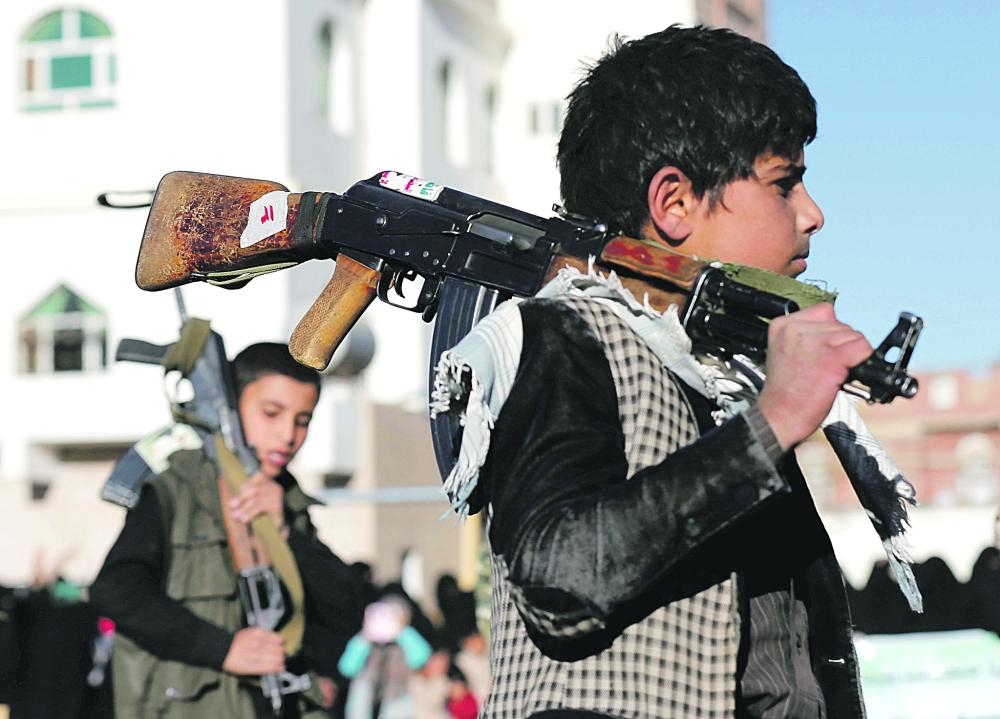الحكومة تتهم الحوثيين بمضاعفة عملية تجنيد الأطفال