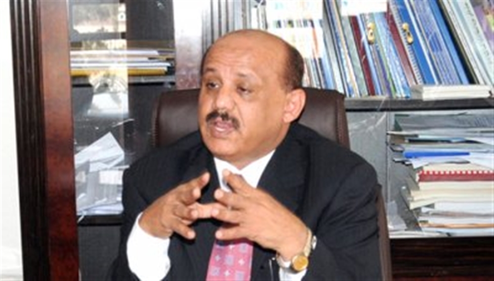 مسؤول حكومي يحذّر من كارثة اقتصادية وشيكة في اليمن ويوضح الأسباب