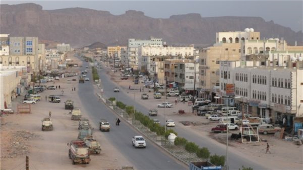 خشية انتشار كورونا.. شبوة تقر تعليق حركة النقل الجماعي وسيارات الأجرة إلى عدن