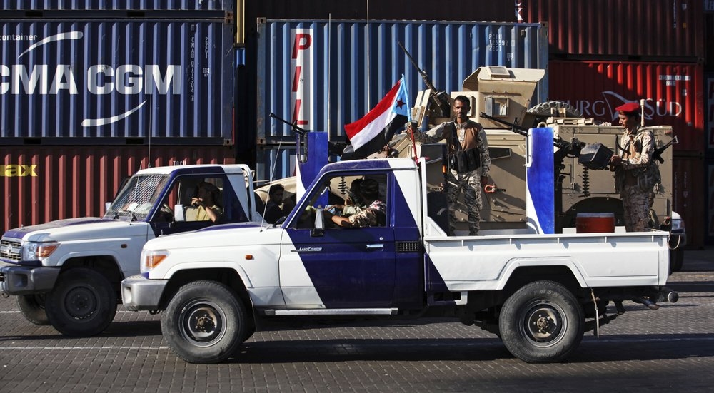 صحيفة لندنية: المجلس الانتقالي يمارس عمليات "تجريف" لموارد الدولة في عدن
