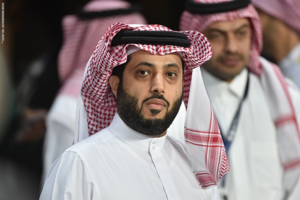 مسؤول سعودي يحطم شاشة تليفزيون بعد خسارته مباراة بلاستيشن