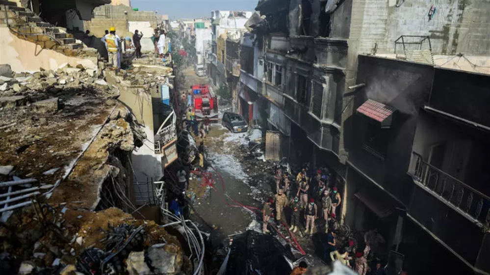 تقل 99 شخصًا.. تحطّم طائرة ركاب باكستانية فوق منطقة سكنية مزدحمة في كراتشي