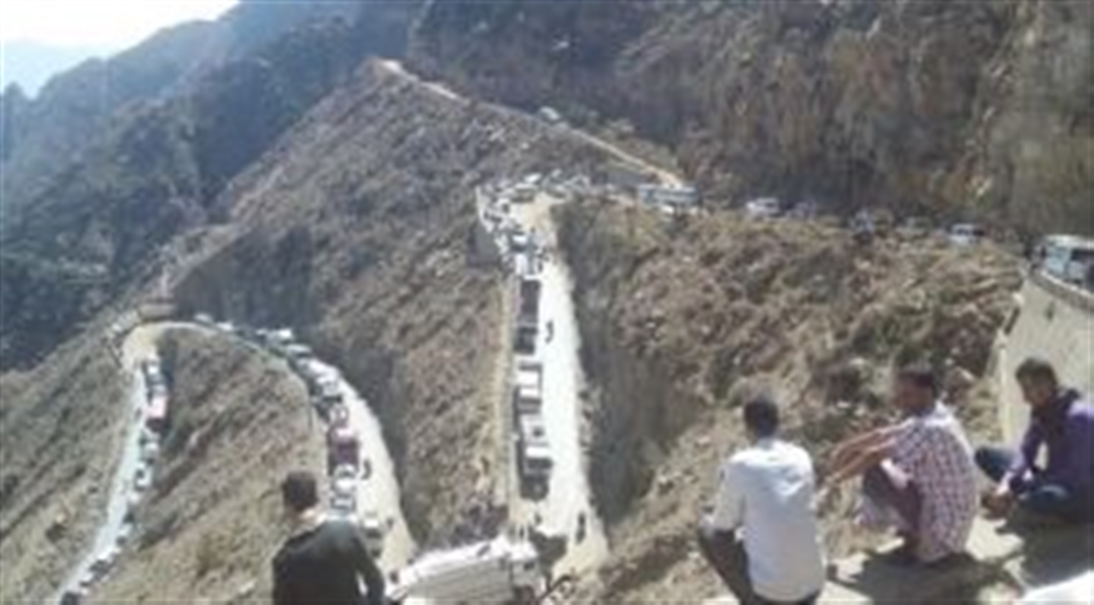 الانهيارات الصخرية تغلق طريق هيجة العبد الرابط بين عدن وتعز