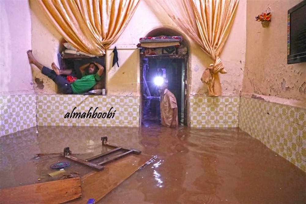 أمطار غزيرة تغرق شوارع عدن وتجتاح منازل المواطنين