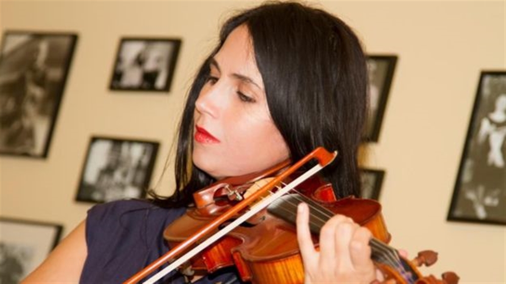 المرأة التي عزفت آلة الكمان في أوركسترا مزيفة لأربع سنوات.. تعرف على قصتها الغريبة