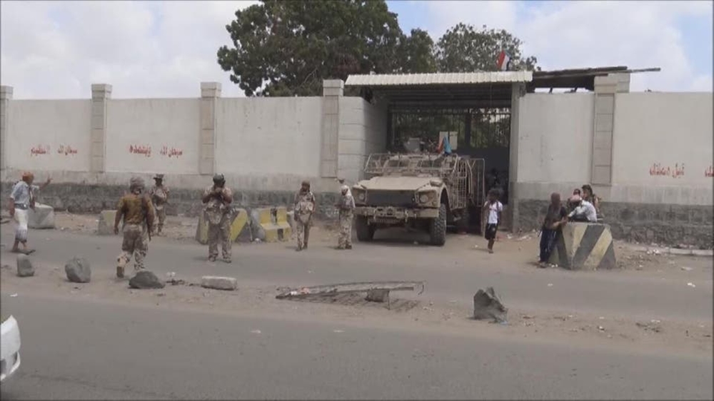 عدن: إصابة جنديين تابعين للانتقالي بتفجير قنبلة يعقبها اشتباكات