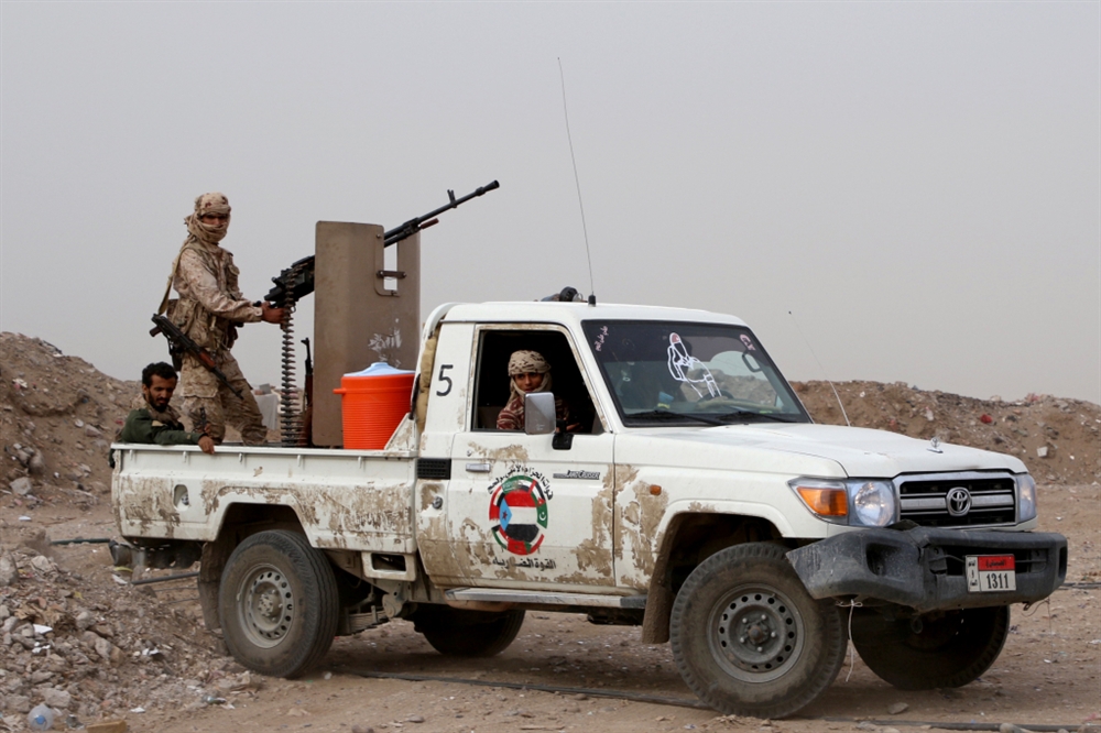 مسلحو "الانتقالي" يغلقون الطريق الدولي الممتد من عدن إلى سلطنة عمان