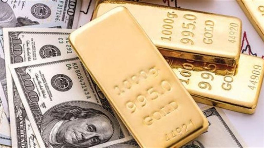 الدولار يتراجع والذهب يسجل أعلى مستوى في شهر