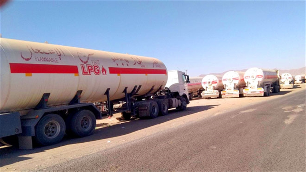 اللجنة الاقتصادية الحكومية تقول إن الحوثيين يمنعون دخول 150 قاطرة وقود إلى مناطق سيطرتهم