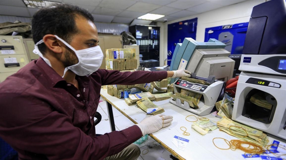 البنك المركزي ينفذ حملة ضد المتلاعبين بأسعار الصرف في عدن