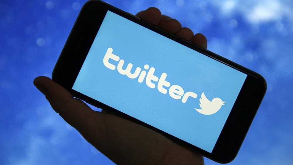 "تويتر": المتسللون اطلعوا على رسائل 36 حساباً مخترقاً
