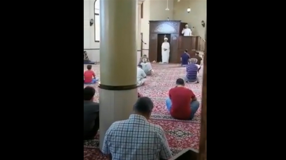 آخر صيحات صراع المنابر .. خطيبان يلقيان خطبة الجمعة في مسجد واحد (فيديو)