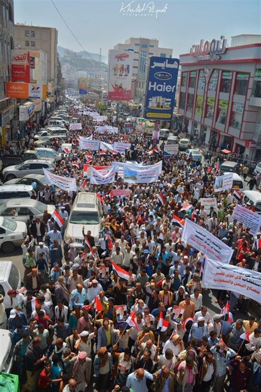 تعز : مسيرة حاشدة دعما للشرعية ورفضا للخارجين عن القانون