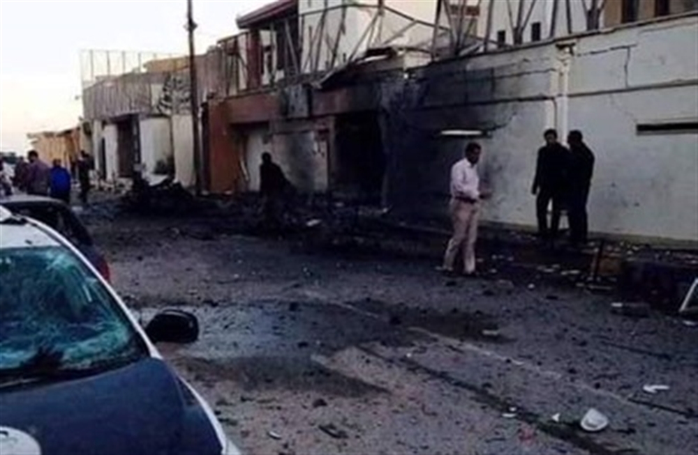 احتجاجا على التطبيع مع اسرائيل... محتجون يحرقون السفارة الاماراتية في ليبيا