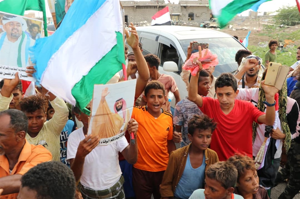 الحديدة : مسيرة في الخوخة تطالب باستكمال التحرير ورفض الوصاية