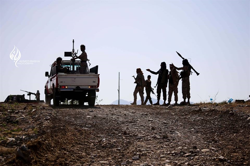 تمهيدًا لتسليم الكدحة للحوثيين.. قيادي ميداني موالي للبركاني يخلي موقع عسكري من الأسلحة