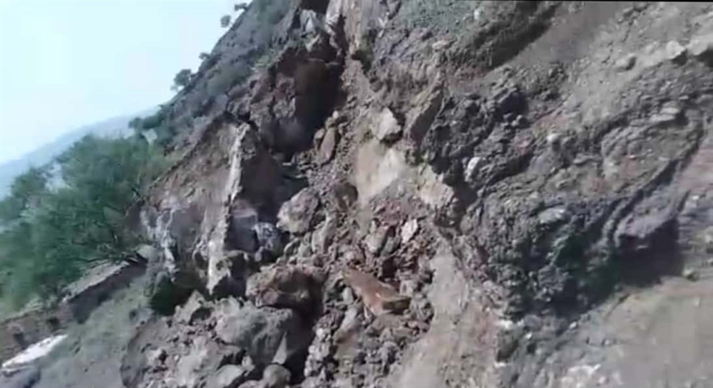 تعز : انهيارات صخرية تقطع الطرق وتهدد بتدمير 62 منزلا بإحدى عزل جبل حبشي.