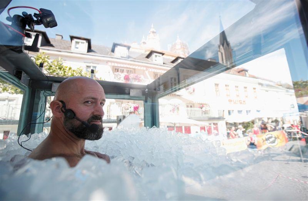 نمساوي يحطم رقما قياسيا بالوقوف أكثر من ساعتين ونصف في صندوق مملوء بالثلج