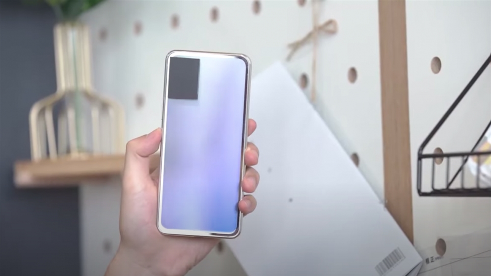 هاتف جديد قادر على تغيير لونه (فيديو)