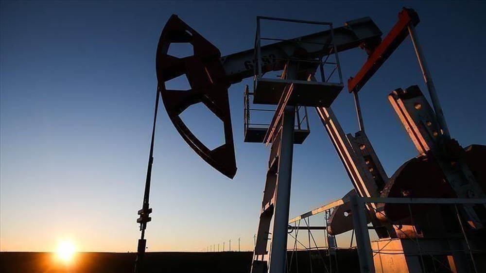 النفط يواصل الانخفاض بعد الارتفاع المفاجئ للمخزونات الأمريكية