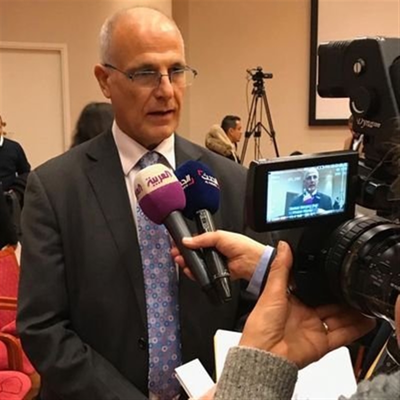 السفير البريطاني يسخر من ناطق مليشيا الحوثي