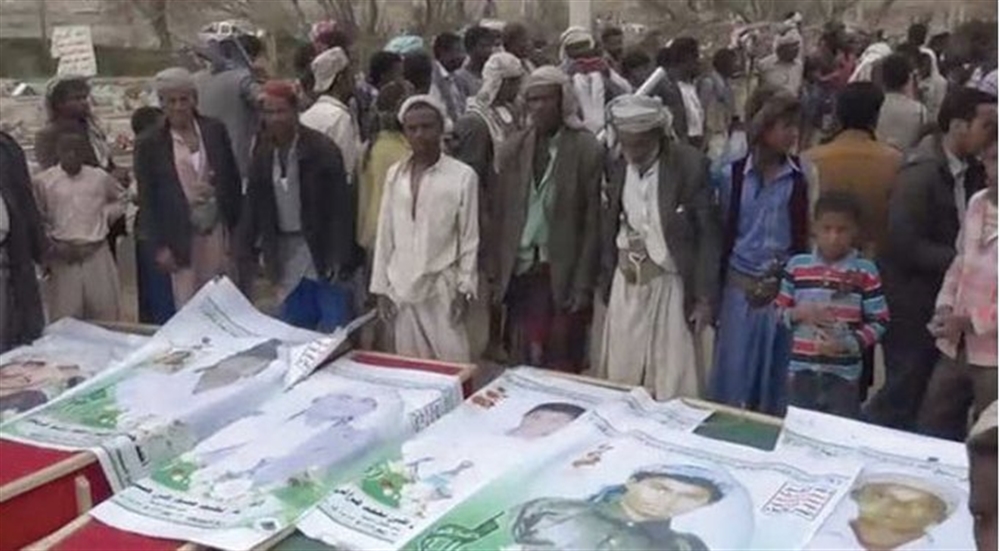 للزج بهم في جبهات القتال.. مليشيا الحوثي تمنح شهادات الميلاد لمئات المهمشين بلافتات عنصرية