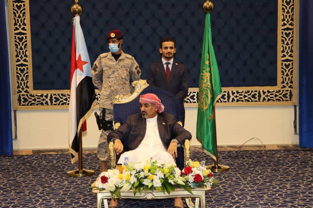 ضابط سعودي يطلب من الحضور القيام لاستقبال "الرئيس " عيدروس الزبيدي الى جوار علم الإنفصال والسعودية (فيديو)