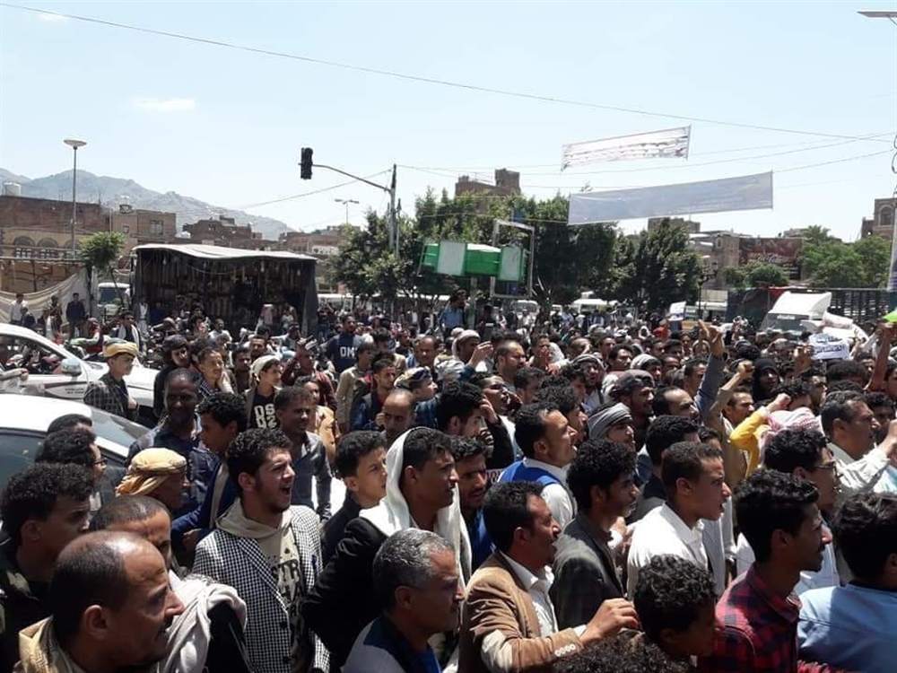 بتهمة التحريض والفوضى.. الحوثيون يختطفون مواطنين متضامنين مع قضية "الأغبري"