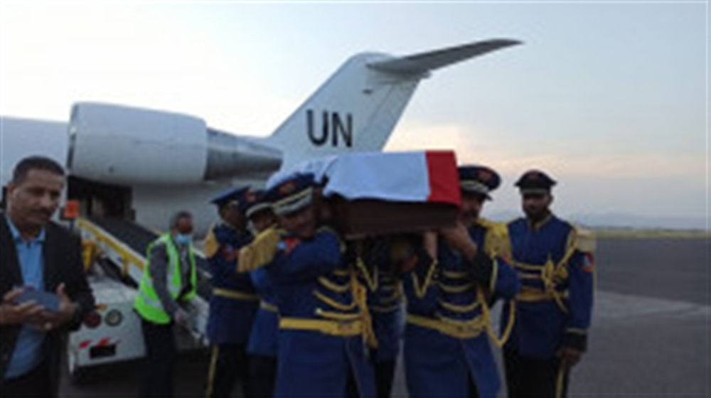 طائرة  أممية تعيد جثة محافظ البيضاء الحوثي من الخارج إلى صنعاء