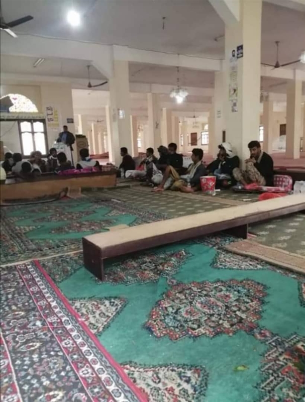 (صور).. مليشيا الحوثي تحول مسجدا إلى صالة مقيل لعناصرها