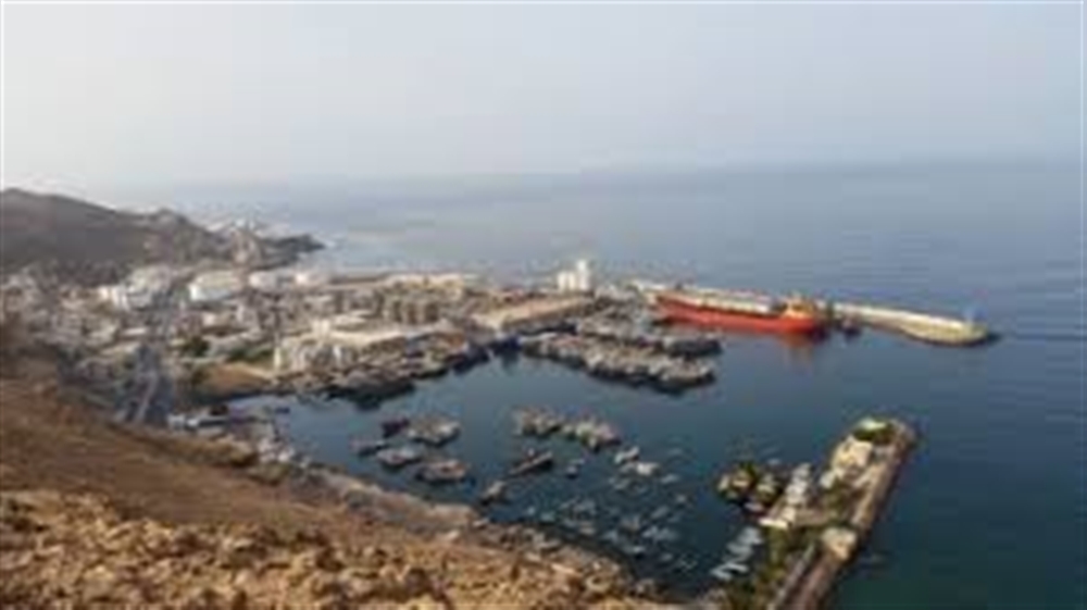 تحت أعين القوات السعودية... وصول سفينة إماراتية تقل مئات الجنود الى ميناء  سقطرى