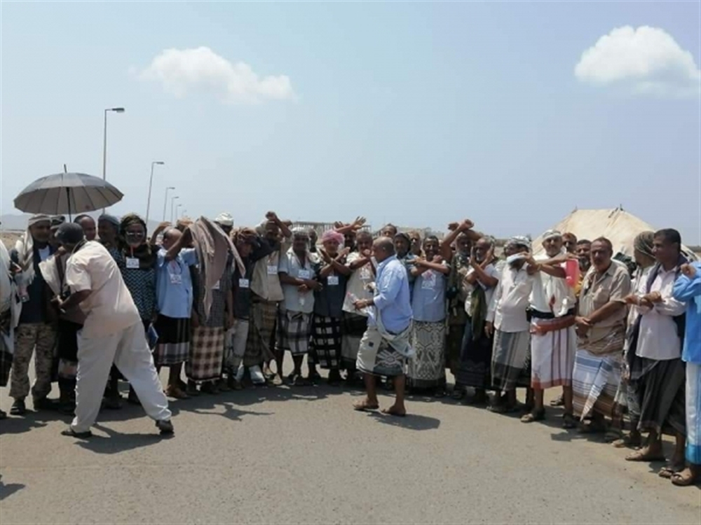 بعد اتفاق مع المحافظ.. العسكريون المحتجون يرفعون اعتصامهم من أمام موانئ عدن