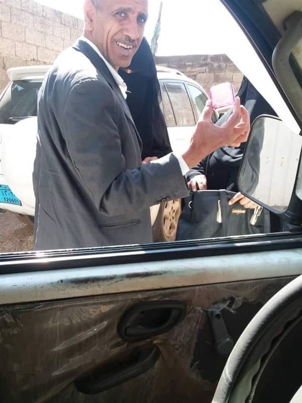 سائق باص يعيد حقيبة نسائية فيها ذهب ومال في مدينة إب