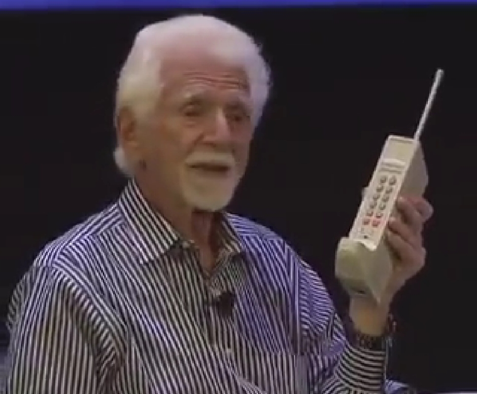 (شاهد).. أول هاتف محمول يزن 2 كيلو جرام.. كم كان عمر بطاريته؟