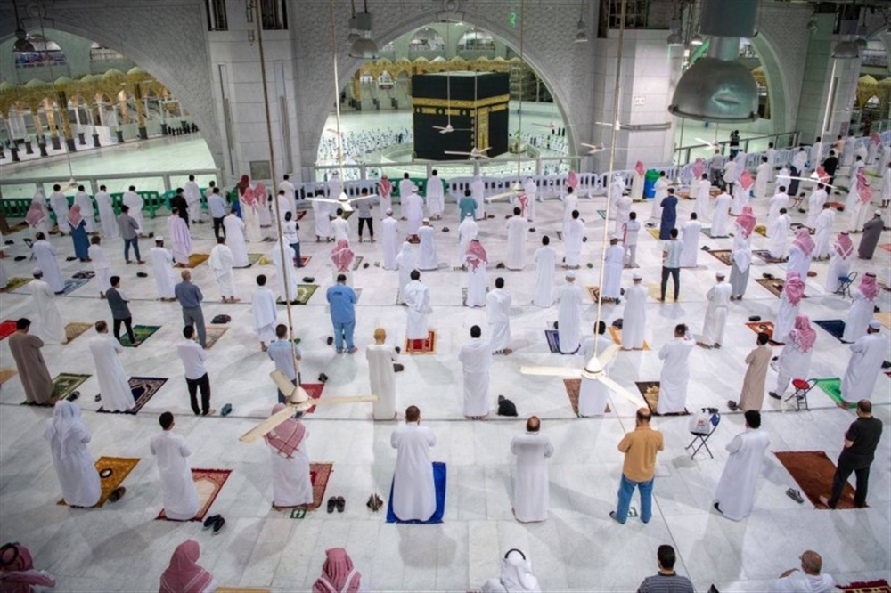 السعودية تسمح بعودة الصلاة بالحرم المكي وأداء العمرة تدريجيا
