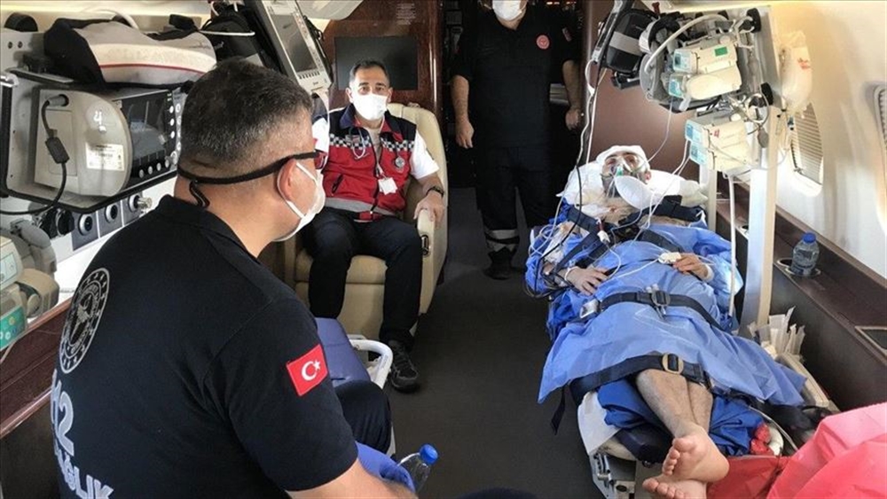 طائرة إسعاف تركية تخلي مسؤول الهلال الأحمر المصاب بعدن