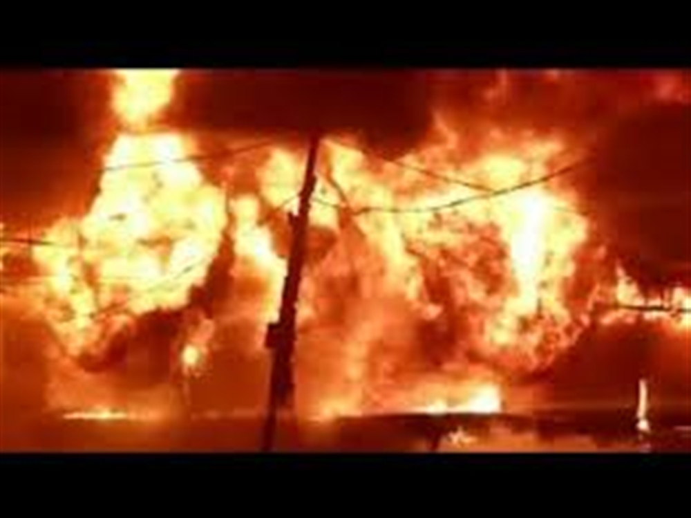 حريق هائل يلتهم مركز مفروشات في صنعاء