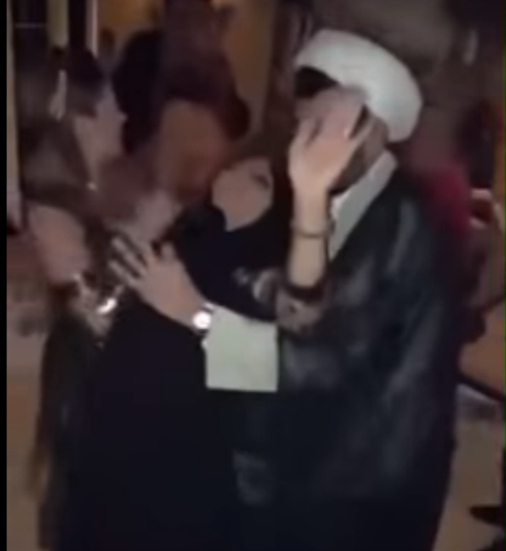 واعظ إيراني يرقص مع فتيات خليعات ومحجبات