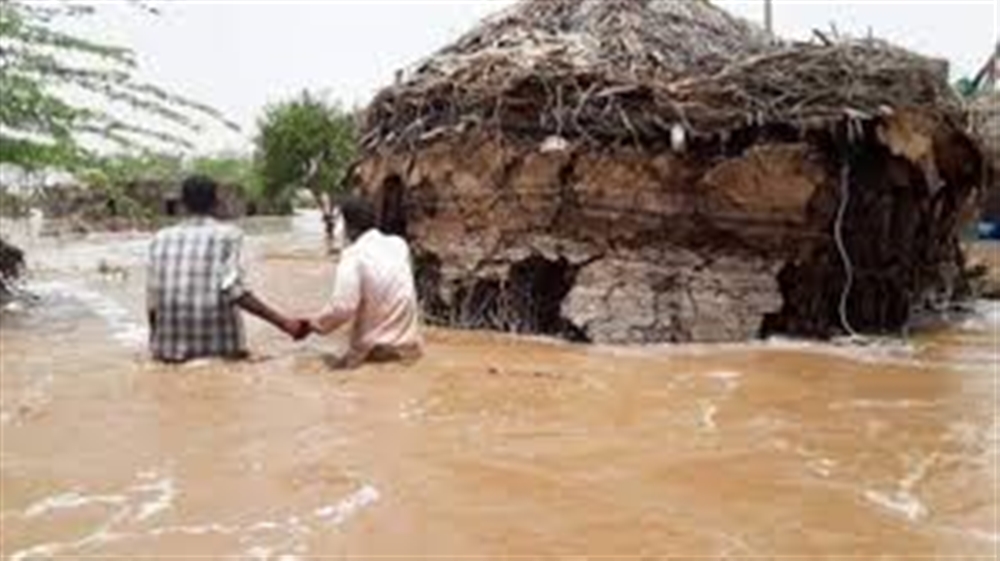 تقرير : تضرر أكثر من 10 آلاف و200 أسرة جراء السيول في الحديدة