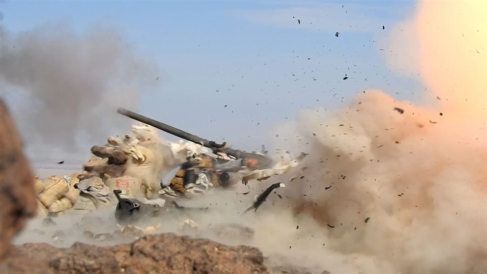 الجيش يعلن عن استهداف تجمعات ومخزن أسلحة للمليشيا غربي مارب