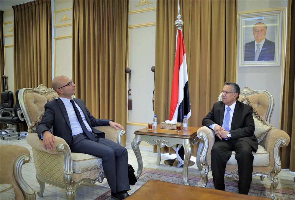 رئيس مجلس الشورى يؤكد على السلام وفق "المرجعيات الثلاث" وفرنسا تجدد دعمها لوحدة اليمن