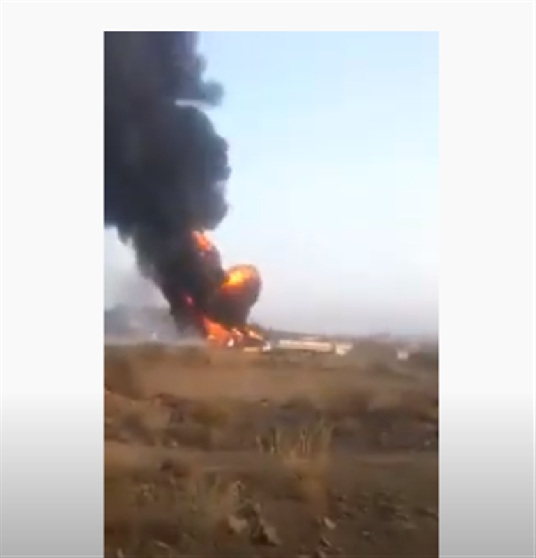 مشرف حوثي يحرق عددا من قاطرات البترول في الجوف (فيديو)