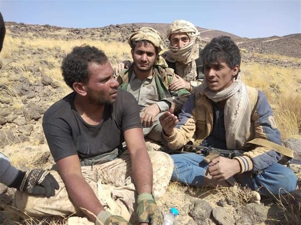 مسئول حكومي : الجيش يأسر مئات الحوثيين بمارب