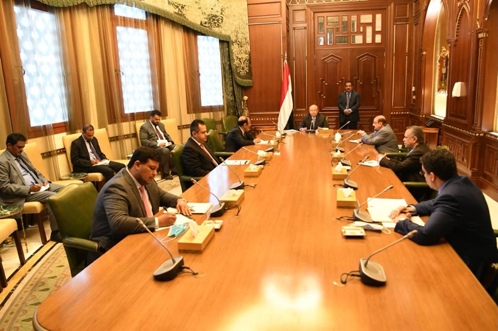 الرئيس هادي يناقش مع قيادات الدولة الوضع العسكري والاقتصادي