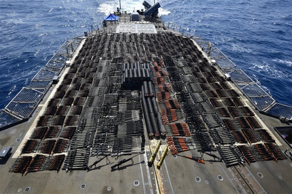 البحرية الأمريكية تصادر شحنة أسلحة مضادة للدبابات وتطلق سراح المهربين وقاربهم