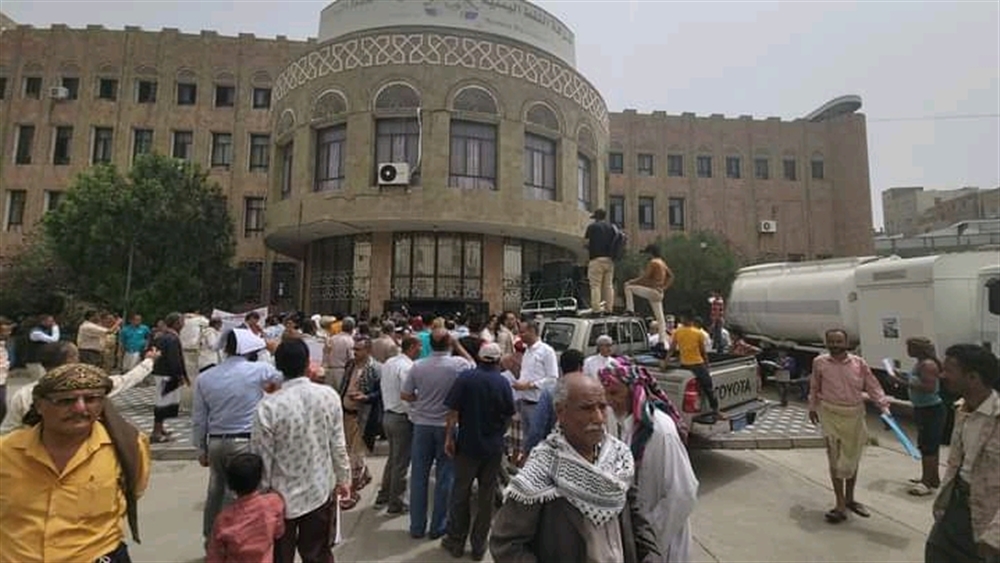 المحتجون في تعز ضد الفساد يتظاهرون داخل حوش مبنى المحافظة
