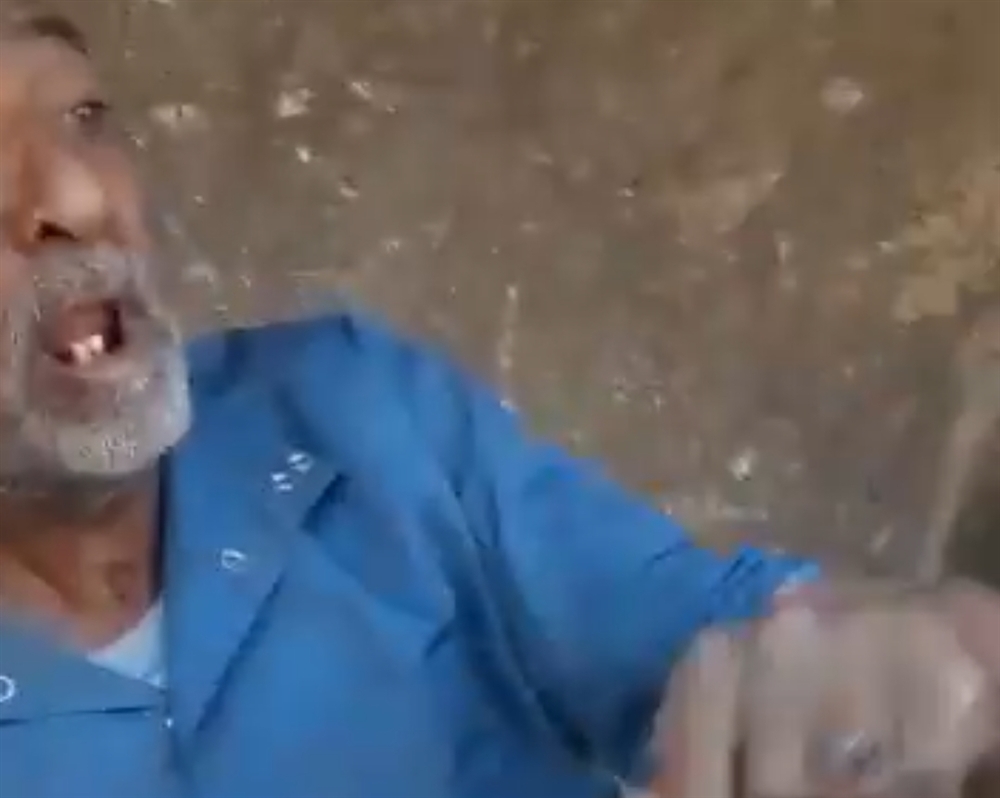 فيديو.. مسلحون حوثيون يعتدون على مسن