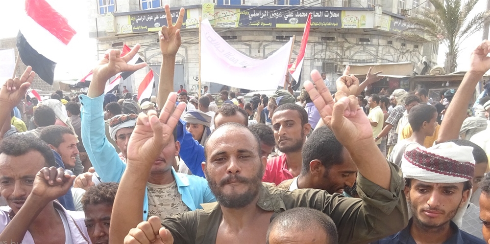 تعز.. مسيرة حاشدة في مدينة المخا للتنديد بالهجوم الحوثي على الميناء